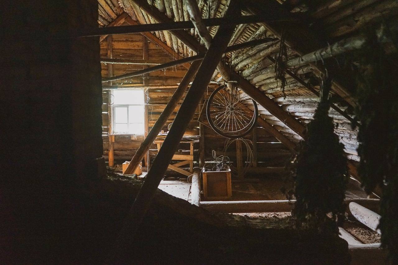 Couvreur-zingueur d'EC Couverture en action lors de l'isolement soufflé à Orvault près de Nantes