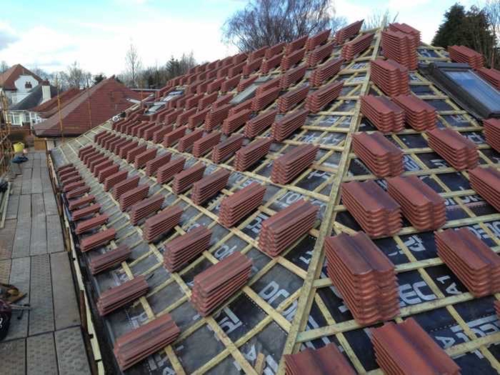 Réparation d'une fuite d'eau sur un toit de maison en pente à Rezé Loire Atlantique 