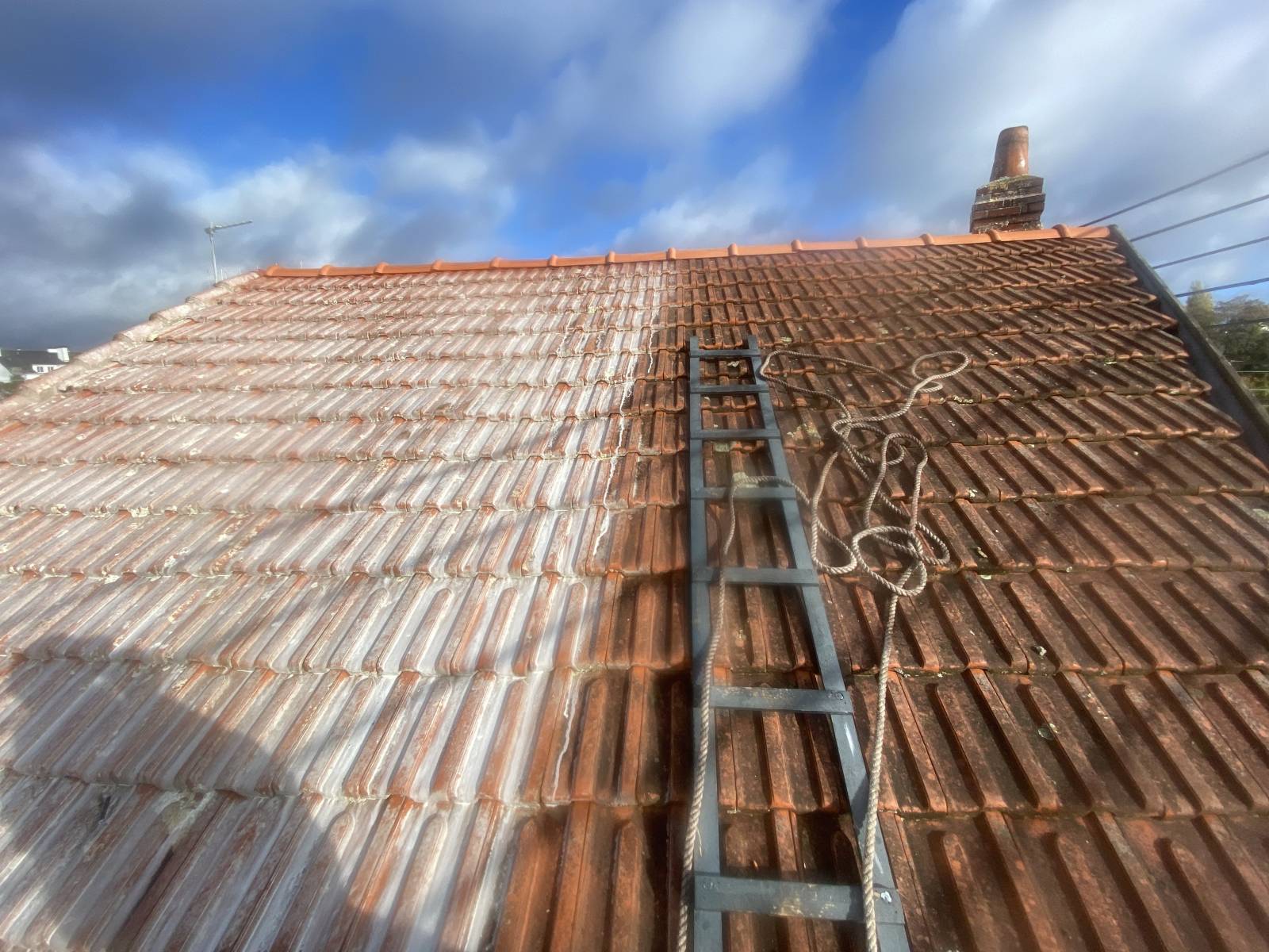 artisan couvreur pour nettoyage et démoussage de toiture en loire atlantique