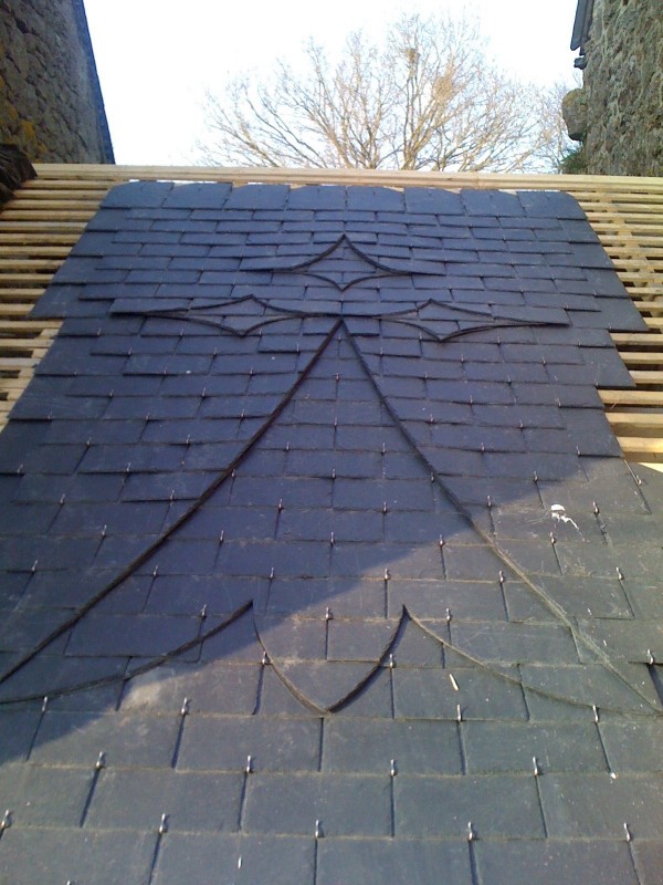 Conception et Fabrication de Motifs sur Ardoise par nos artisans couvreurs à Nantes Loire-Atlantique