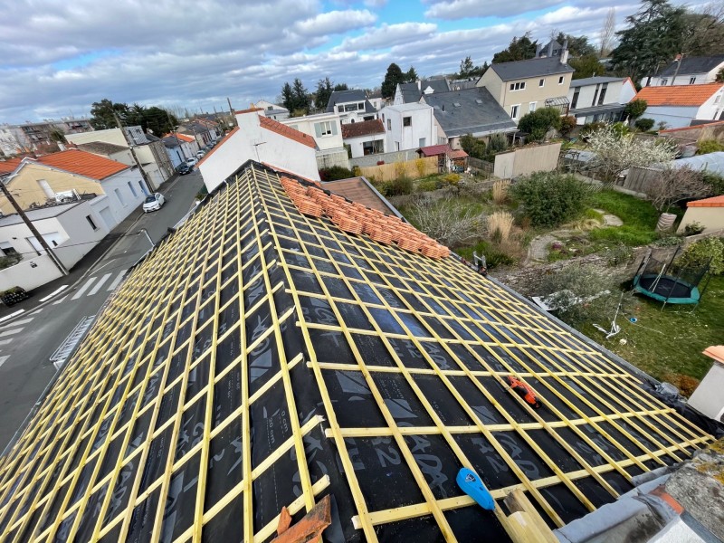 Rénovation complète d’une toiture en tuiles par nos artisans Couvreur à Nantes