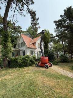 À l'aide d'une nacelle pulvérisation des différents produits et rinçage de la couverture