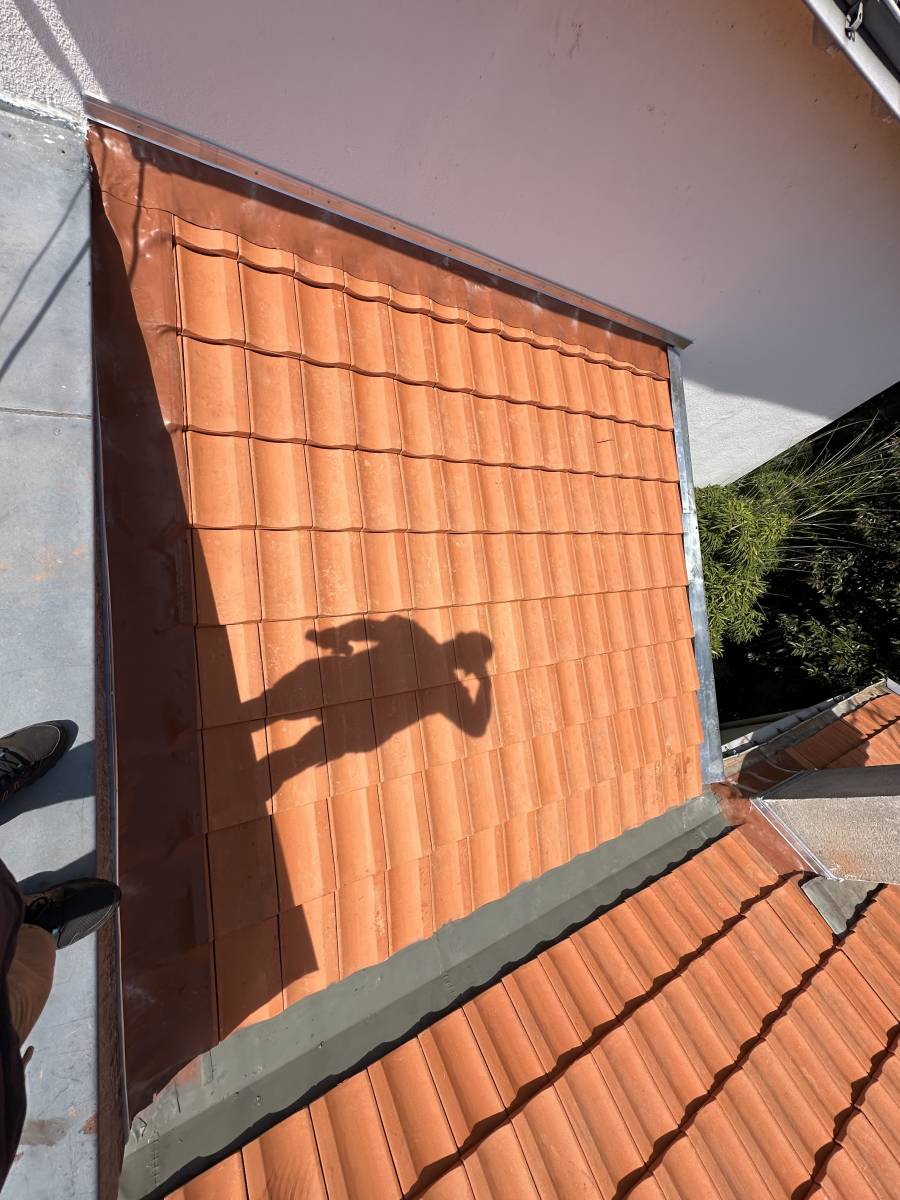 Fabrication sur Mesure de Chêneau en Zinc pour l'Évacuation des Eaux Pluviales