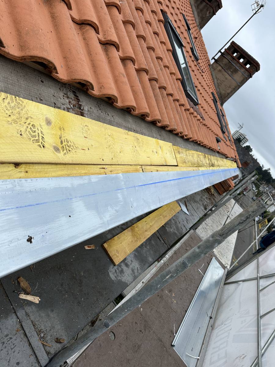 Installation d'un  doublsi en zinc pour étanchéité