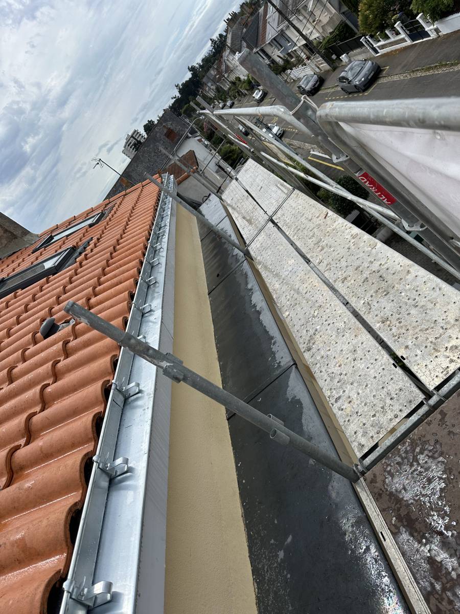 Installation des crochées et des gouttières soudure à l'étain