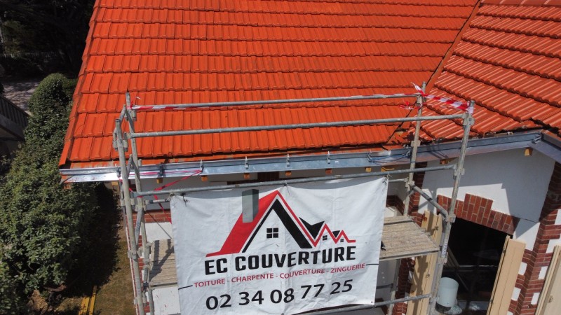 installation des gouttières gauche de façade